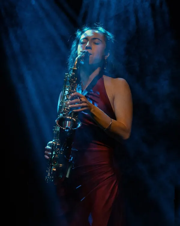 Detail saxofonu se zlatým leskem