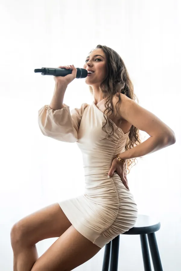 Zpěvačka Eliška Milá při svatebním obřadu