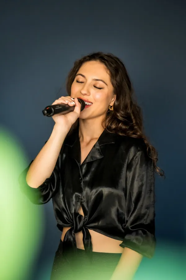 Eliška Milá zpívá na slavnostním večeru
